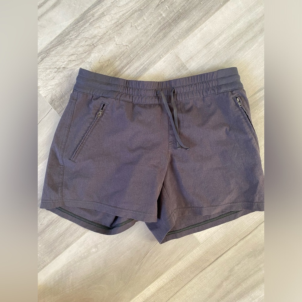 Kuhl Athletic Shorts with Zip Pockets and Drawstring at the Waist. Size small.